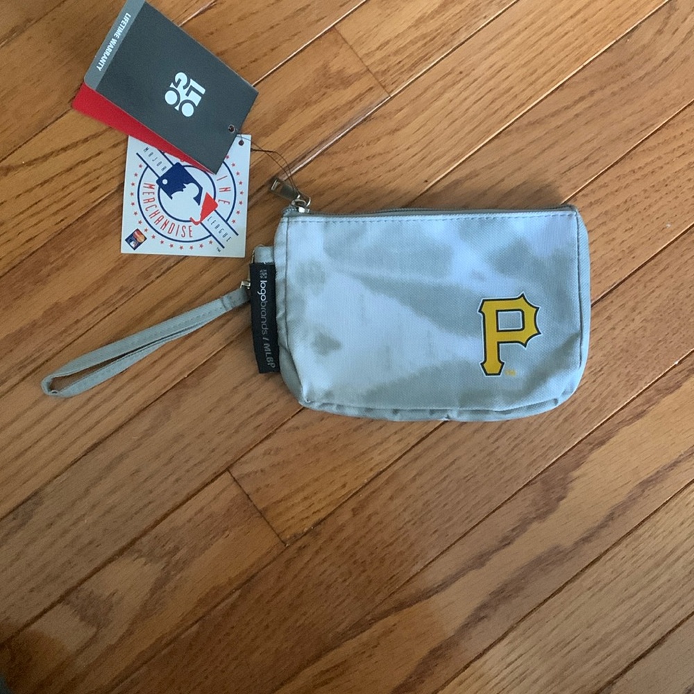 Pittsburgh Pirates tie-dye “P” Wristlet BNWT